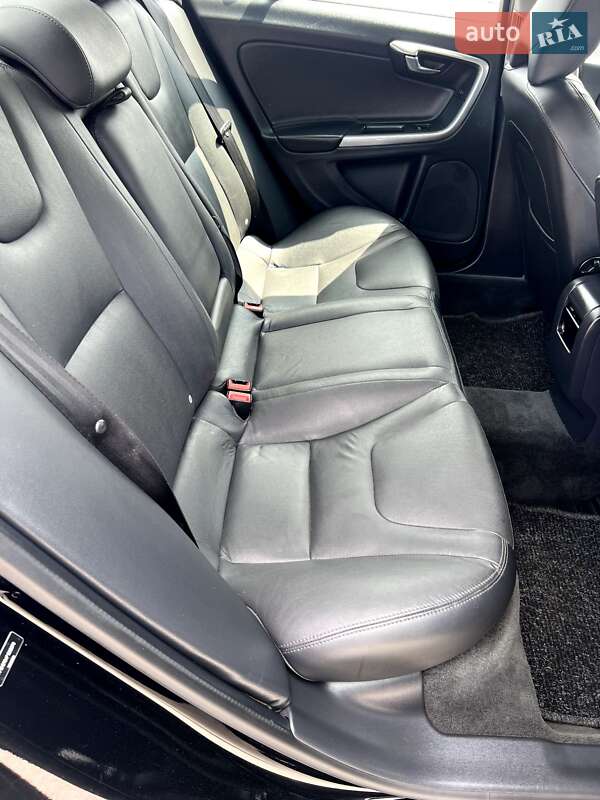 Седан Volvo S60 2014 в Львові