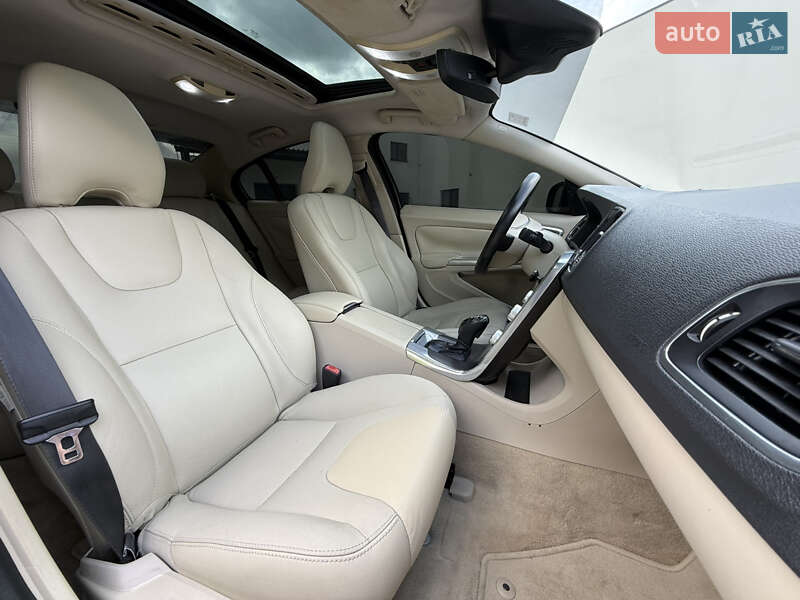 Седан Volvo S60 2015 в Львове