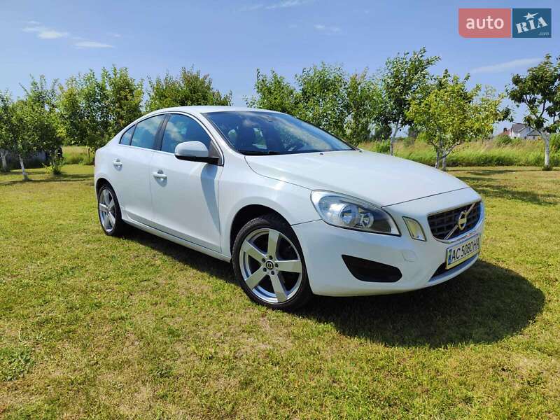 Седан Volvo S60 2012 в 
