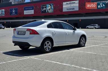 Седан Volvo S60 2015 в 