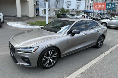 Седан Volvo S60 2020 в 