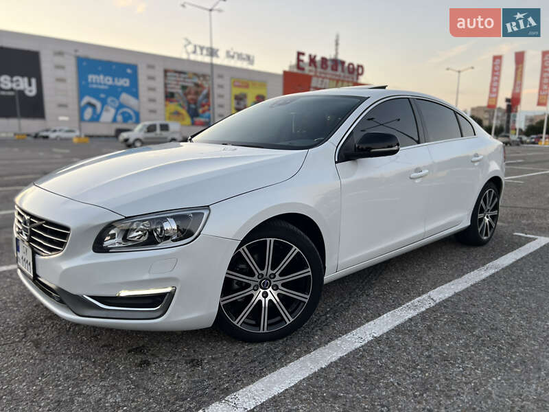 Седан Volvo S60 2015 в Черновцах