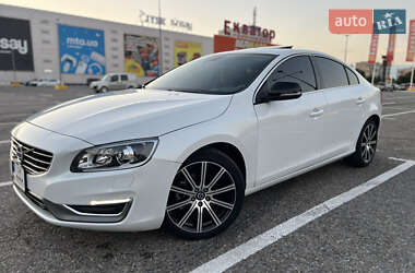 Седан Volvo S60 2015 в 