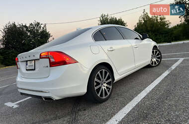 Седан Volvo S60 2015 в 