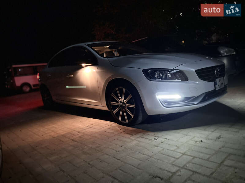 Седан Volvo S60 2015 в Черновцах
