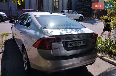 Седан Volvo S60 2015 в 
