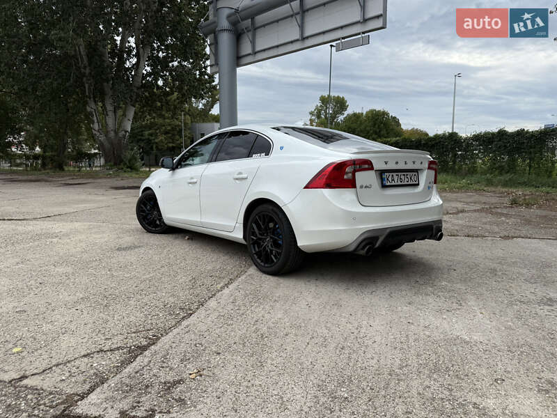 Седан Volvo S60 2015 в Киеве