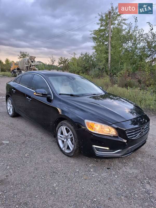 Седан Volvo S60 2015 в Отинії