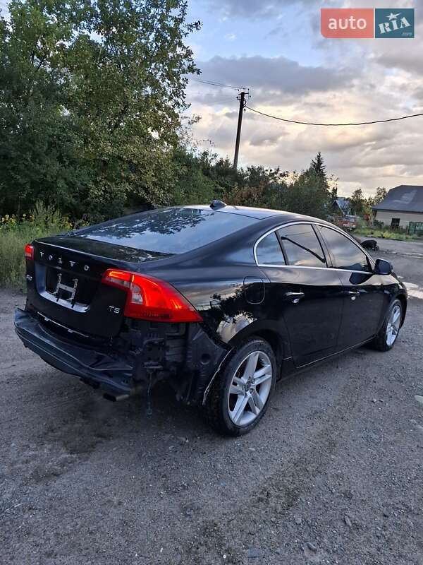 Седан Volvo S60 2015 в Отинії