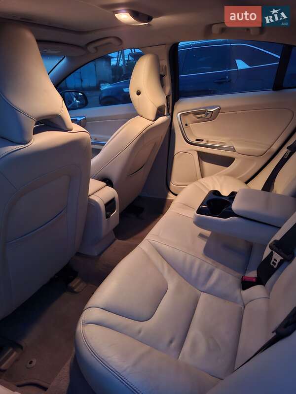 Седан Volvo S60 2015 в Отинії