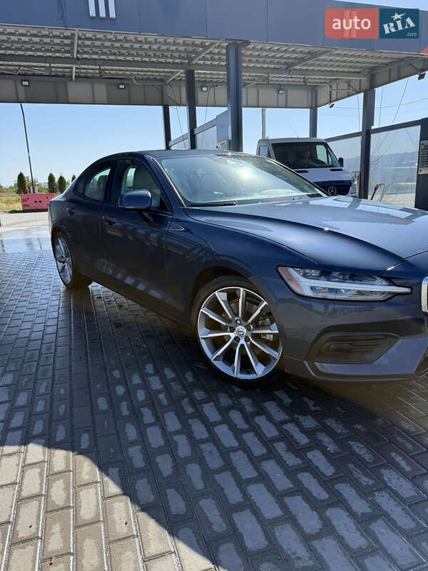 Седан Volvo S60 2018 в Золочеві
