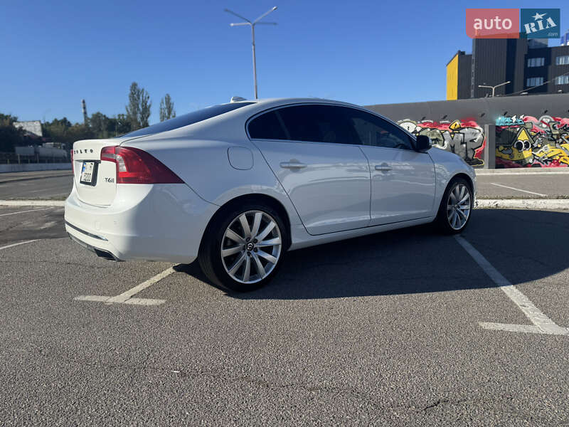 Седан Volvo S60 2016 в Киеве