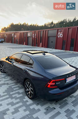 Седан Volvo S60 2020 в 