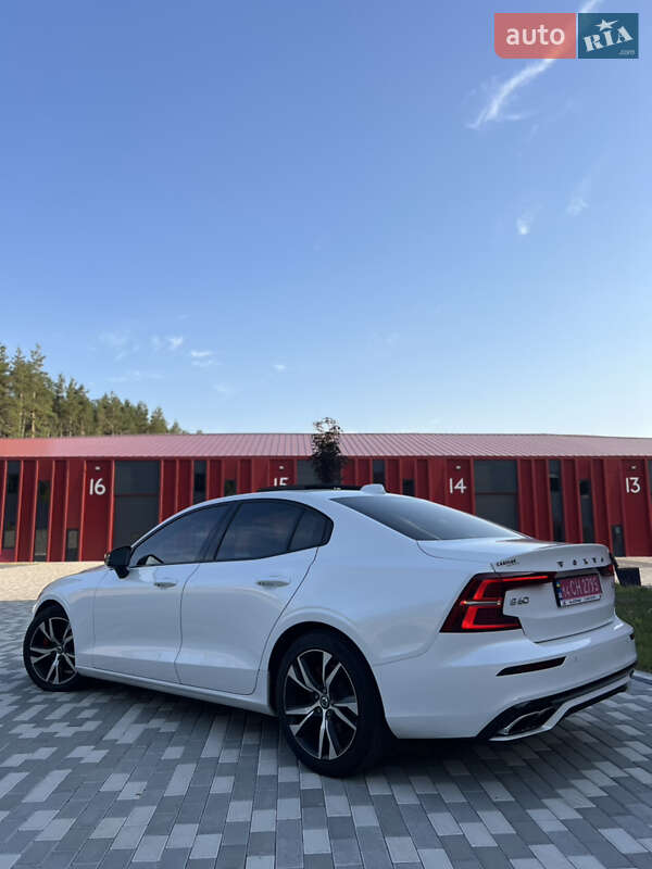 Седан Volvo S60 2019 в Львові