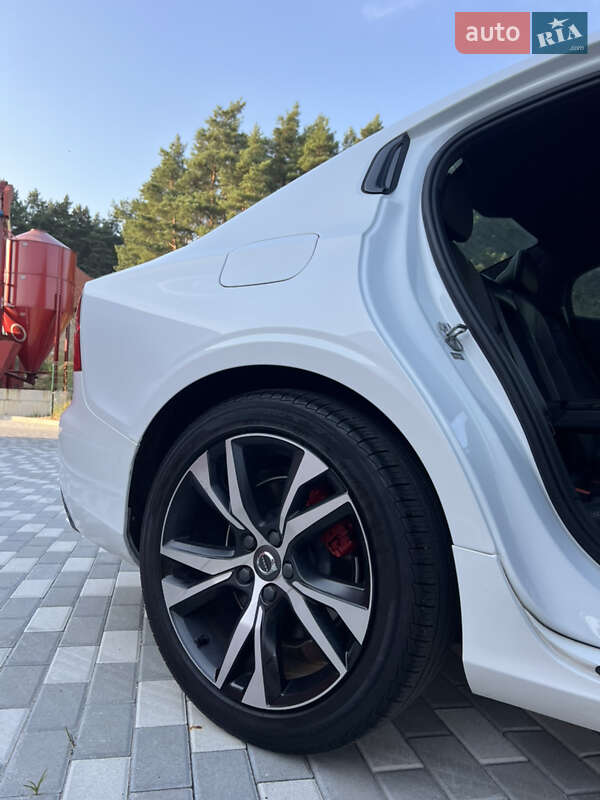 Седан Volvo S60 2019 в Львові