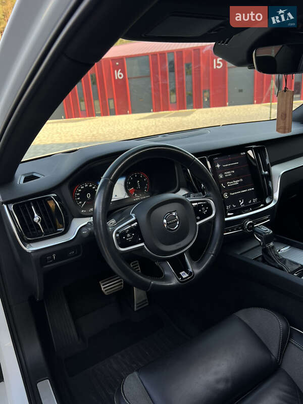 Седан Volvo S60 2019 в Львові