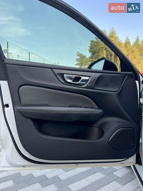 Седан Volvo S60 2019 в Львові