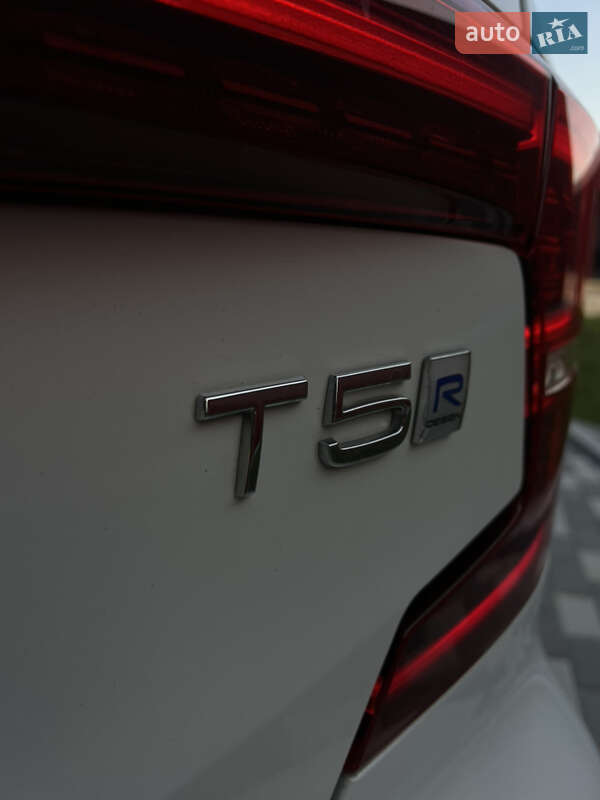 Седан Volvo S60 2019 в Львові