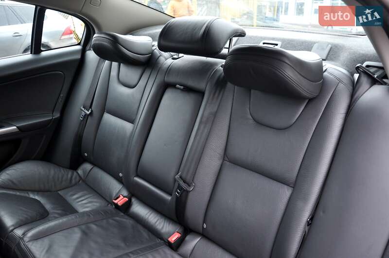 Седан Volvo S60 2016 в Львові