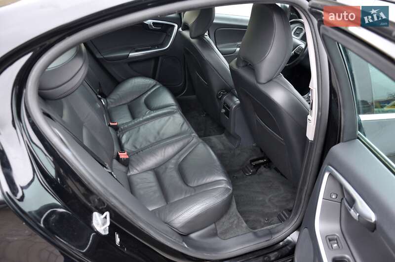 Седан Volvo S60 2016 в Львові