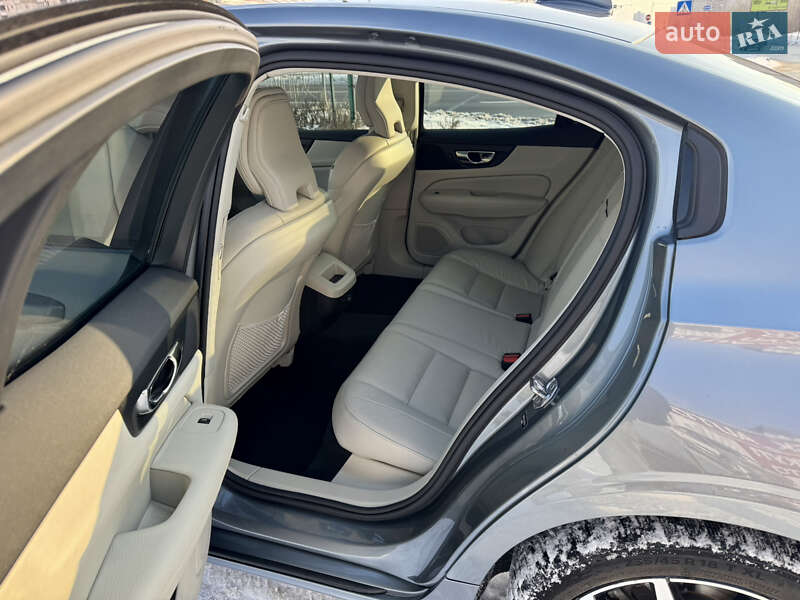 Седан Volvo S60 2019 в Киеве