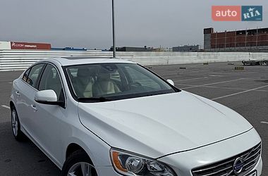 Седан Volvo S60 2015 в Львові