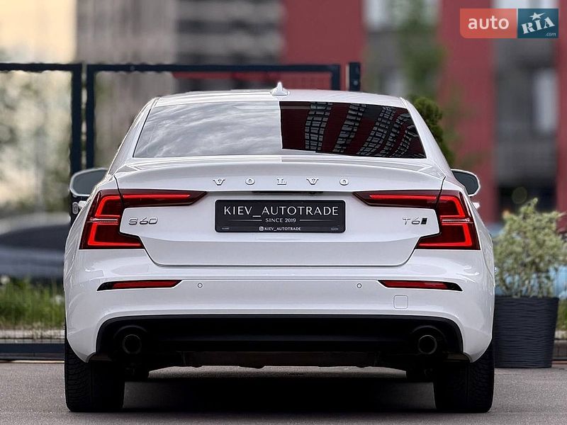 Седан Volvo S60 2019 в Киеве
