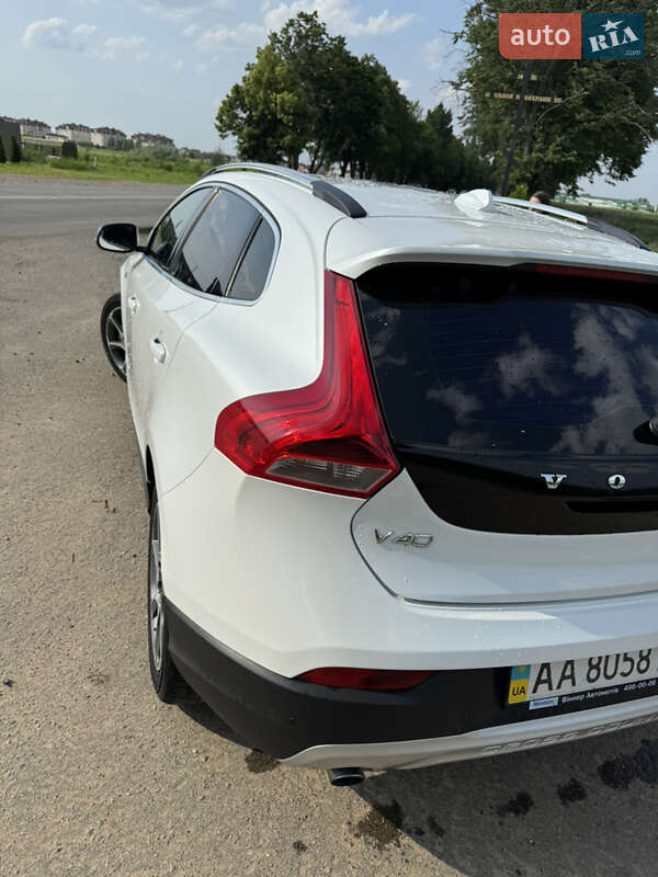 Хэтчбек Volvo V40 Cross Country 2016 в Киеве