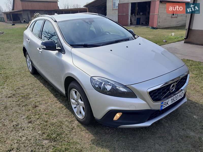 Хетчбек Volvo V40 Cross Country 2015 в Зарічному фото Хетчбек Volvo V40 Cross Country 2015 в Зарічному