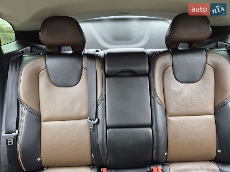 Хэтчбек Volvo V40 Cross Country 2017 в Нетешине