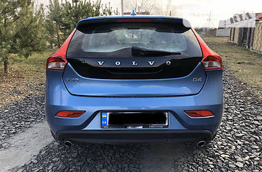 Хетчбек Volvo V40 2015 в 