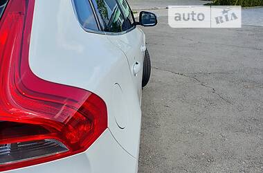 Хетчбек Volvo V40 2013 в Жовкві