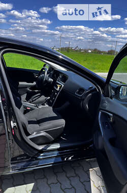 Хетчбек Volvo V40 2015 в 
