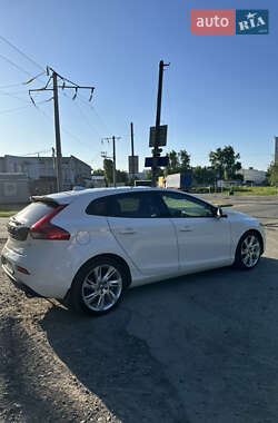 Хэтчбек Volvo V40 2012 в 
