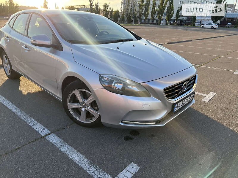 Хэтчбек Volvo V40 2014 в Киеве