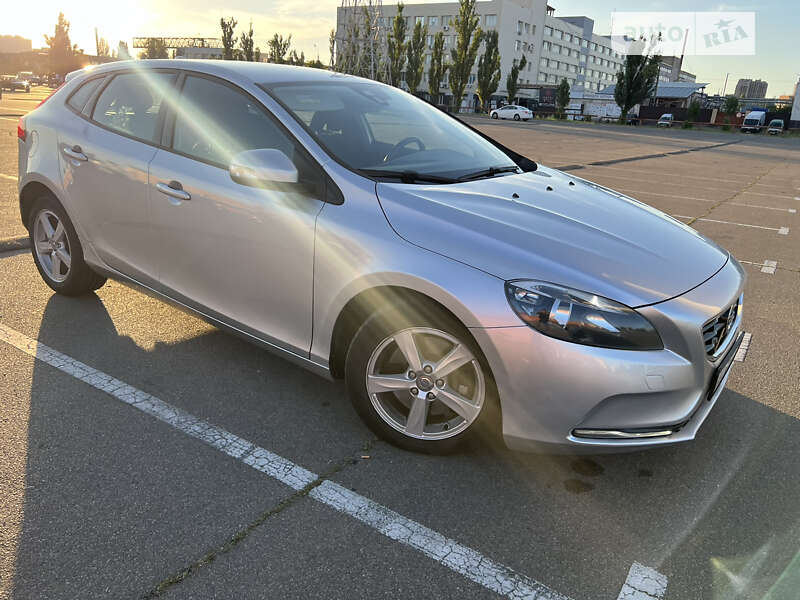 Хэтчбек Volvo V40 2014 в Киеве