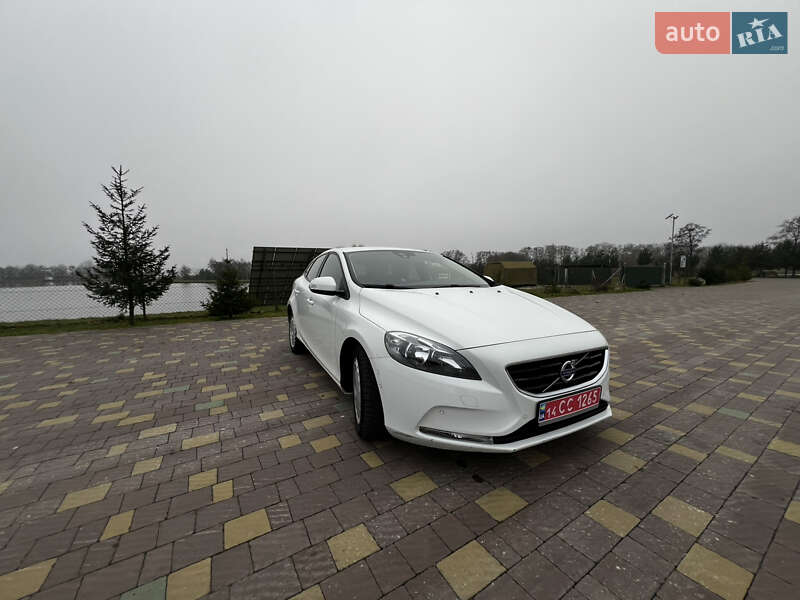 Хэтчбек Volvo V40 2014 в 