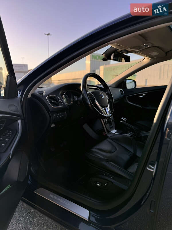 Хэтчбек Volvo V40 2014 в Киеве