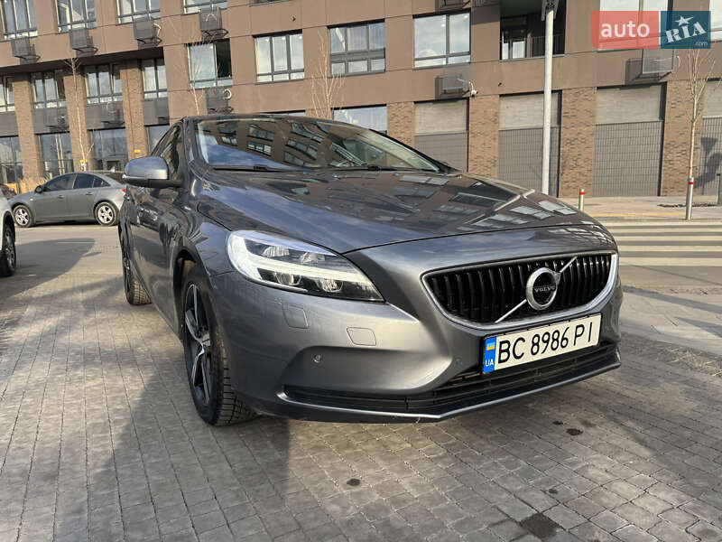 Хэтчбек Volvo V40 2017 в 