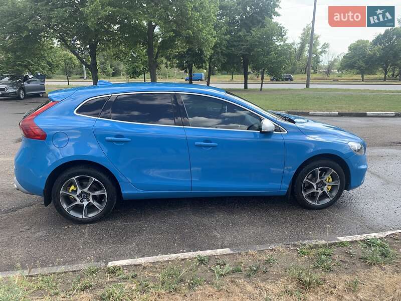 Хетчбек Volvo V40 2014 в 