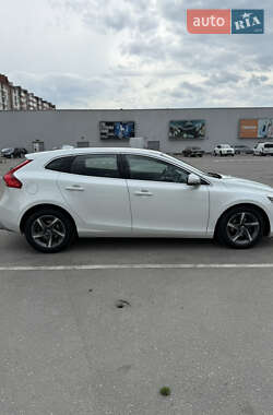 Хэтчбек Volvo V40 2015 в 