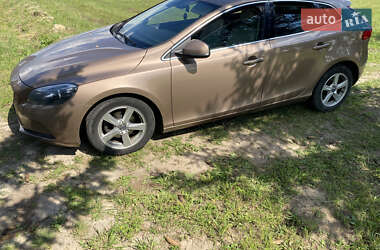 Хэтчбек Volvo V40 2015 в 
