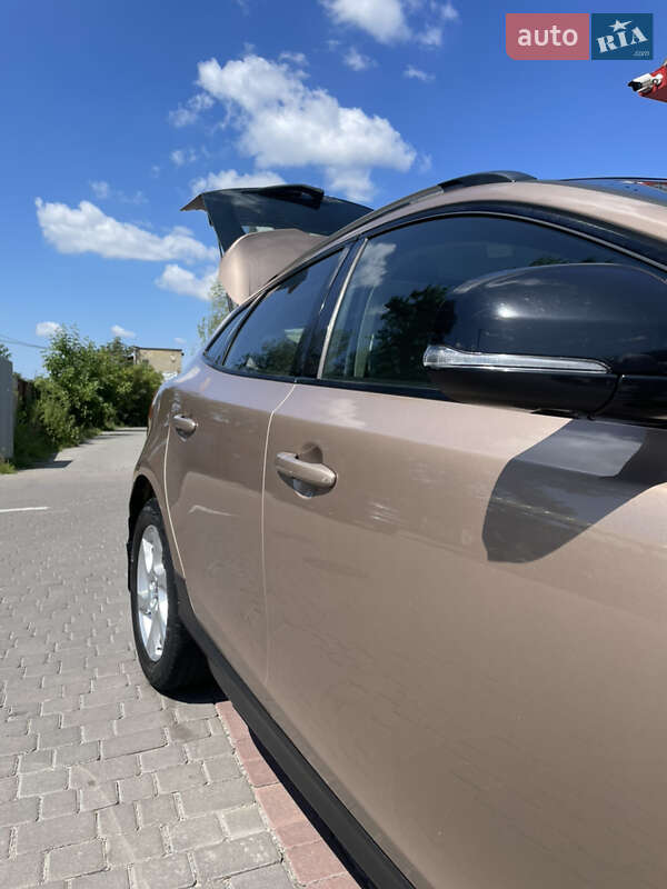 Хэтчбек Volvo V40 2015 в Львове