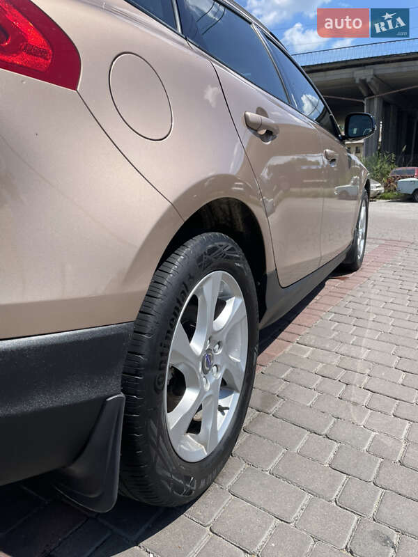 Хэтчбек Volvo V40 2015 в Львове