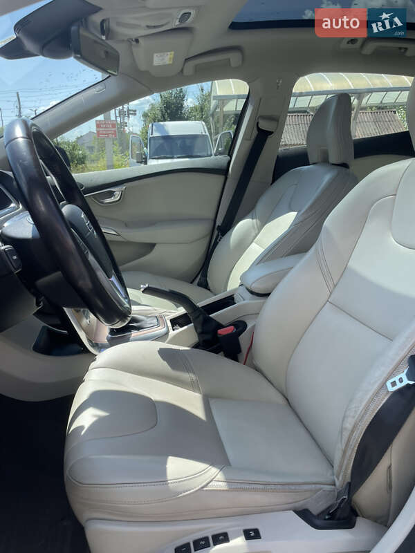Хэтчбек Volvo V40 2015 в Львове