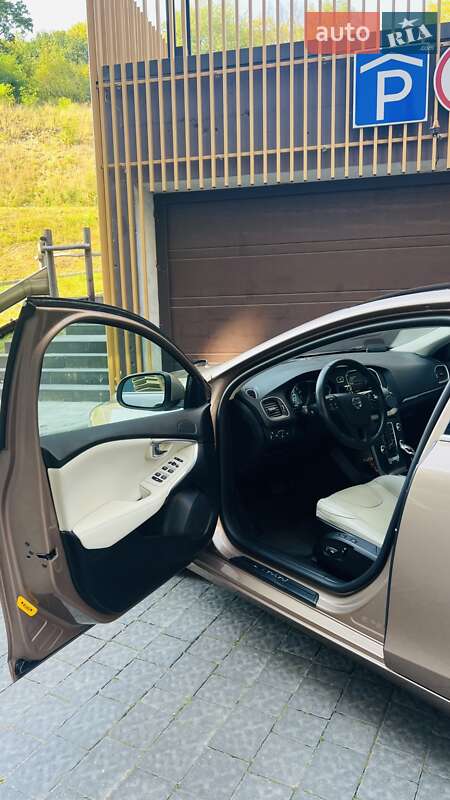 Хэтчбек Volvo V40 2016 в Львове
