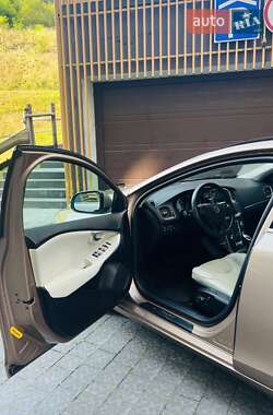 Хэтчбек Volvo V40 2016 в 