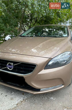Хетчбек Volvo V40 2014 в 