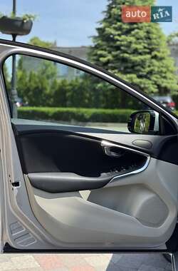 Хэтчбек Volvo V40 2013 в 