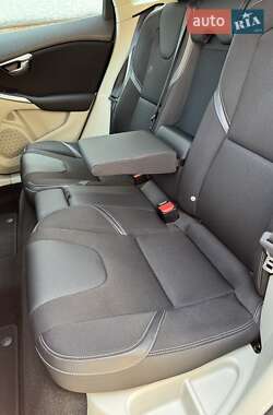 Хэтчбек Volvo V40 2013 в 